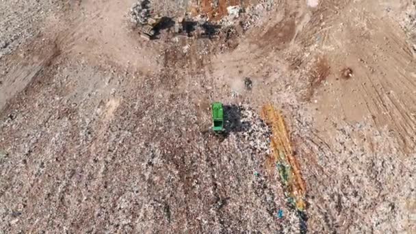 乌克兰基辅州Pidhirtsi 城市垃圾填埋场的空中景观与运行的车辆和海鸥 从顶部看 巨大的埋在地下的固体废物面积 高质量的4K镜头 — 图库视频影像
