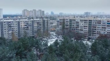 Kyiv, Ukrayna. Kentsel alanda inşa edilen sıradan yerleşim yerlerinin panoramik görüntüsü. Ormandaki yerleşim yerlerinin resimli manzarası. Yüksek kalite 4k görüntü
