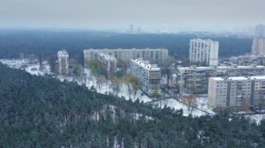 Kyiv, Ukrayna. Kış zamanı şehir panoramasının resimli manzarası. Şehir varoşlarında sık ormanın yanındaki yerleşim binaları var. Yüksek kalite 4k görüntü