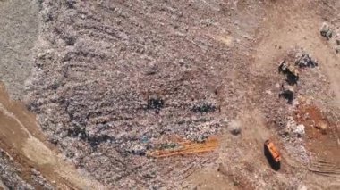 Pidhirtsi, Kiev Oblastı, Ukrayna. Toprak işleme sürecinde çalışan bir buldozer. Yerli atık sahasının insansız hava aracı görüntüleri. Hayır. - Beş. Yüksek kalite 4k görüntü