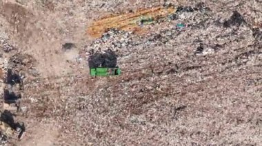 Pidhirtsi, Kiev Oblastı, Ukrayna. Gömülü katı çöplerle ve mikro plastiklerle dolu büyük bir çöplük. İşletim araçları ve martılarla belediye lağım çukurunun havadan görünüşü. Yüksek kalite 4k görüntü