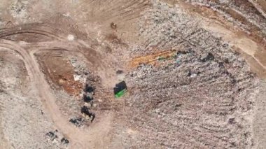 Pidhirtsi, Kiev Oblastı, Ukrayna. Arazi boyunca depolanmış atıklarla giden bir damperli kamyonun robot görüntüleri. Gömülü katı çöplerle ve mikro plastiklerle dolu büyük bir çöplük. Yüksek kalite 4k görüntü