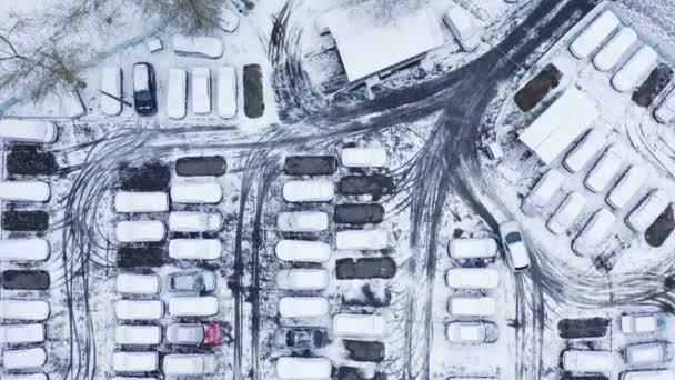 Kiew Ukraine Auto Fährt Durch Den Verschneiten Parkplatz Luftaufnahme Des — Stockvideo