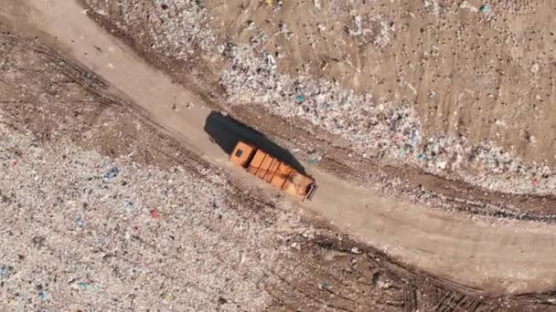乌克兰基辅州Pidhirtsi 空中看到一辆垃圾车沿着巨大的垃圾填埋场行驶 海鸥在上空飞翔 污染了荒原 高质量的4K镜头 — 图库视频影像