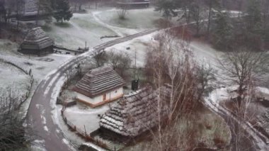 Kyiv, Ukrayna. Aralık 2020. Açık hava halk müzesi Pyrohiv 'in hava görüntüleri. Geleneksel ahşap binalarla harika bir panoramik manzara. Yüksek kalite 4k görüntü