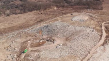 Pidhirtsi, Kiev Oblastı, Ukrayna. Atık, yukarıdan görüldüğü gibi büyük miktarlarda toprağa gömülü. Çöp kamyonlarının yerli atıklardan kurtuluşunun hava görüntüleri. Yüksek kalite 4k görüntü