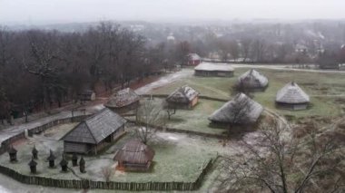 Kyiv, Ukrayna. Aralık 2020. Pyrohiv açık hava müzesinin muhteşem manzarası. Geleneksel ahşap mimari, yukarıdan görüldüğü gibi. Yüksek kalite 4k görüntü