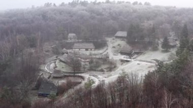 Kyiv, Ukrayna. Aralık 2020. Pyrohiv köyünün ahşap kaplamalı havadan görüntüsü. Yoğun ormandaki yerel yerleşim. Yüksek kalite 4k görüntü