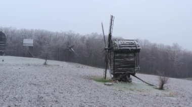 Kyiv, Ukrayna. Karlı kenar mahallelerde inşa edilmiş geleneksel bir ahşabın yan görüntüsü. Uzun bıçaklı tipik bir bina. Yüksek kalite 4k görüntü