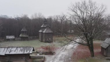 Kyiv, Ukrayna. Kış mevsiminde Pyrohiv müzesinin hava görüntüleri. Yoğun ormanlarla çevrili güzel ahşap kilise. Yüksek kalite 4k görüntü
