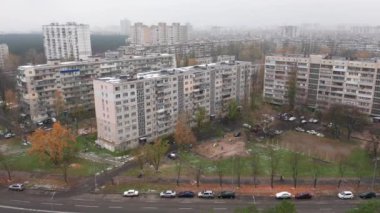 Kyiv, Ukrayna. Şehrin sıradan yerleşim yerlerinin hava görüntüsü. Beton binaların panoramik manzarası. Yüksek kalite 4k görüntü