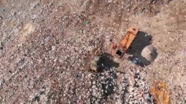 Pidhirtsi, Kiev Oblastı, Ukrayna. Turuncu tulum giyen çöp toplayıcıları, kontrol yok ediciler. Ukrayna atık sahalarının ve yukarıda uçan martıların hava görüntüleri. Yüksek kalite 4k görüntü