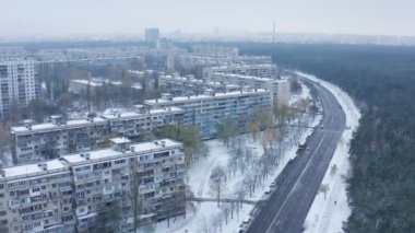 Kyiv, Ukrayna. Şehir sınırında ikametgah binaları olan şehir alanı. Ormandaki beton evlerin havadan görüntüsü. Yüksek kalite 4k görüntü