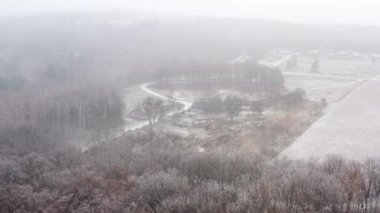 Kyiv, Ukrayna. Aralık 2020. Pyrohiv halk müzesi yukarıdan görüldüğü gibi. Kar manzarası boyunca tipik yerleşim yeri olan Picturesque Hill. Yüksek kalite 4k görüntü