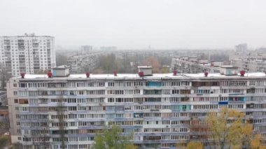 Kyiv, Ukrayna. Büyük şehrin yerleşim yerinin panoramik manzarası. Sıradan binaların havadan görünüşü. Yüksek kalite 4k görüntü