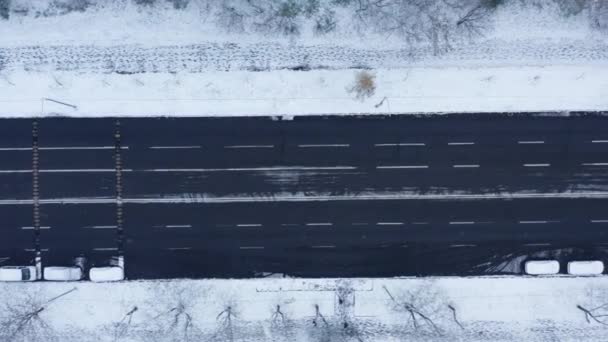 ウクライナのキエフ 道路に沿って車の運転の空中映像 車の道に沿って駐車した 高品質4K映像 — ストック動画