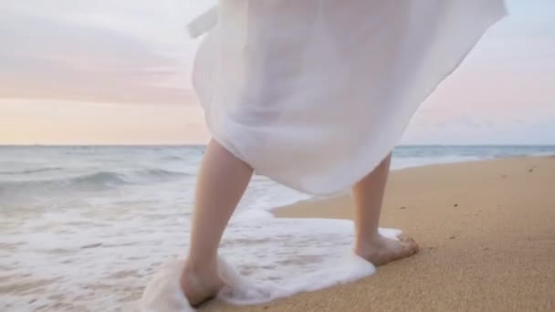 Fermer Femme Pieds Marchant Pieds Nus Par Plage Dans Lumière — Video