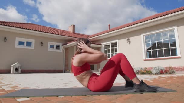 Die Frau Liegt Mit Gebeugten Knien Und Eingepflanzten Füßen Auf — Stockvideo