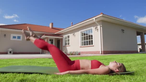 Vrouwelijke Atleet Liggend Yoga Mat Tijdens Het Trainen Van Haar — Stockvideo