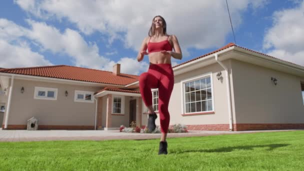 Frau Trainiert Freien Mit Schönem Haus Hintergrund Sportlerin Beim Ausdauertraining — Stockvideo