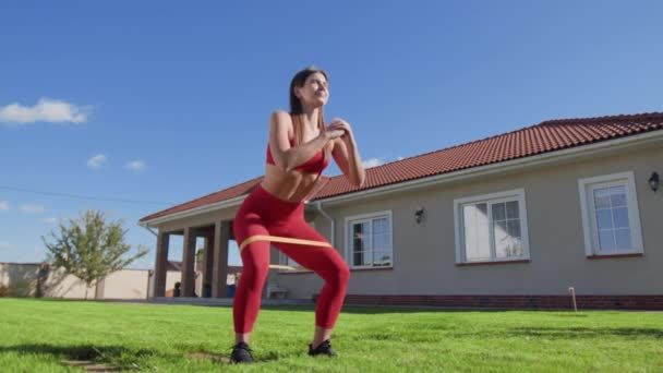 Vrouwelijke Atleet Voert Oefening Die Haar Hele Onderlichaam Versterkt Vrouw — Stockvideo