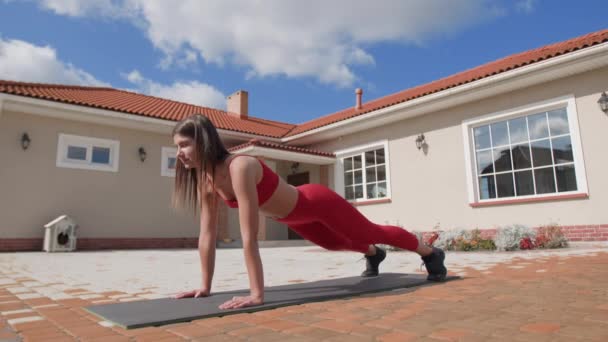 Egy Áll Deszkás Pozícióban Tartja Testsúlyát Kezén Lábujján Női Sportoló — Stock videók