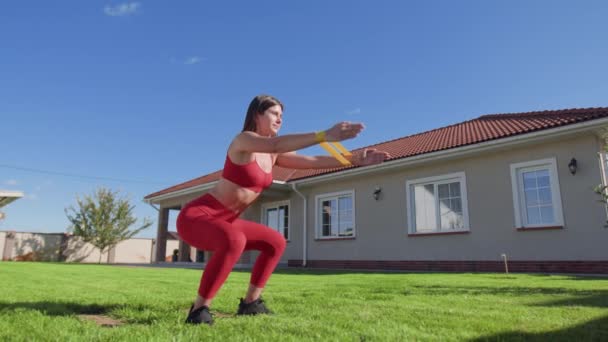 Frau Mit Widerstand Ihre Armmuskeln Trainieren Sportlerin Trainiert Ihren Körper — Stockvideo