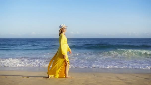 Hermosa Mujer Elegante Joven Caminando Por Playa Del Océano Cinematográfico — Vídeos de Stock