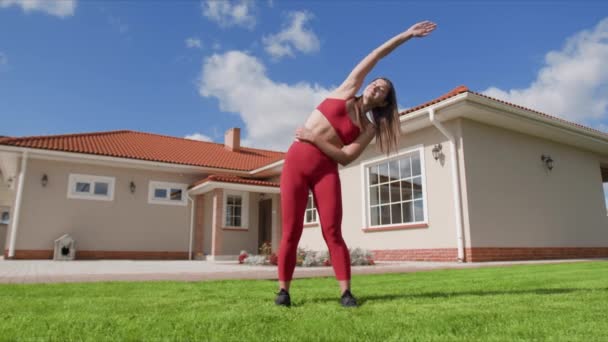 Sportlerin Wärmt Sich Auf Während Sie Dynamische Bewegungen Mit Den — Stockvideo