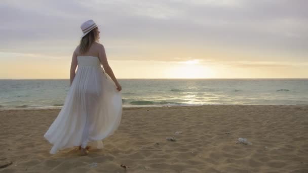 Gente Playa Del Océano Feliz Silueta Femenina Caminando Atardecer Dorado — Vídeo de stock