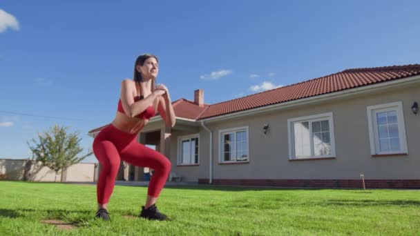 Jonge Vrouwelijke Atleet Voert Weerstand Oefening Haar Onderlichaam Versterken Blanke — Stockvideo