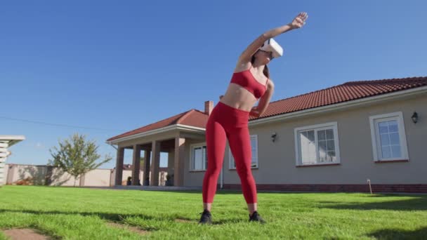 Vrouwelijke Sporter Gebruikt Glazen Voor Virtual Reality Terwijl Hij Buiten — Stockvideo
