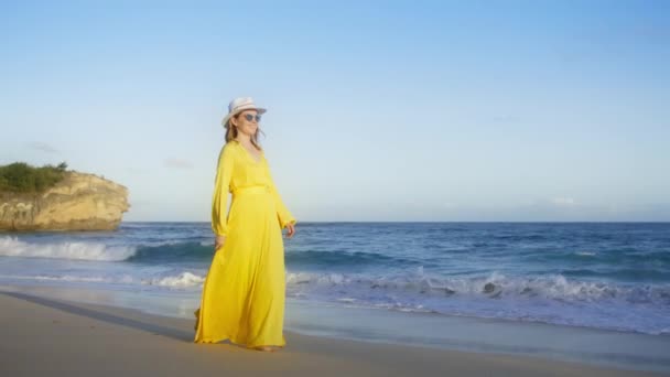 相机跟随女人在岛上旅行或冒险 穿着黄色长裙的年轻旅行者或在日落时走过美丽的海滩的博客作者 完美的暑假 概念乘红色车游览夏威夷 — 图库视频影像