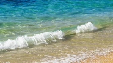 Altın kum ve inanılmaz deniz suyu dokusu. Mükemmel bir deniz manzarası. Güzel, doğal, saf Hawaii plajı. Güzel deniz dalgaları yavaş çekimde kırmızıya döner. Sinematik turkuaz dalgalar, Pasifik Okyanusu plajı.