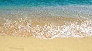 Mavi okyanus, beyaz kumsal, tropikal ada. Beyaz köpüklü dalgalarla Karayip Denizi. Küçük, boş mavi deniz mavisi bir göl. Hawaii adası manzarası. Turkuaz deniz arka planı Pasifik okyanus manzarası