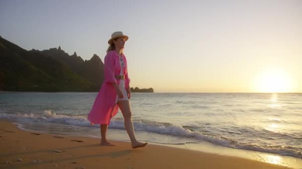 优雅的女性游客在热带岛屿海滩上欣赏电影般的金色落日或日出风景 美丽的微笑的女人感到自由 想着暑假 — 图库视频影像