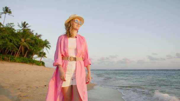 Retrato Una Hermosa Mujer Independiente Confiada Caminando Orgullosamente Largo Playa — Vídeos de Stock
