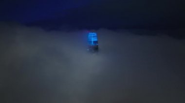 Güzel bir gecede iş ofisleri ve pahalı apartman daireleri olan yüksek gökdelen binasının etrafında bulut akışı. Sis Karl 'ın kapladığı sahne San Francisco şehir merkezi gece manzarası.