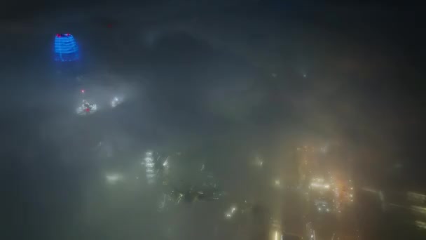 在雾气中的风景夜景 现代城市摩天大楼高耸入云 令人叹为观止的未来空中景观 旧金山市中心城市街道的夜间照明凸显出浓烟 — 图库视频影像