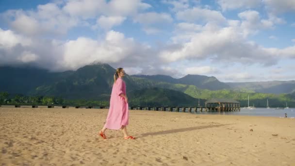 Літні Канікули Сповільнюють Зйомку Камери Молодої Жінки Під Час Прогулянки — стокове відео