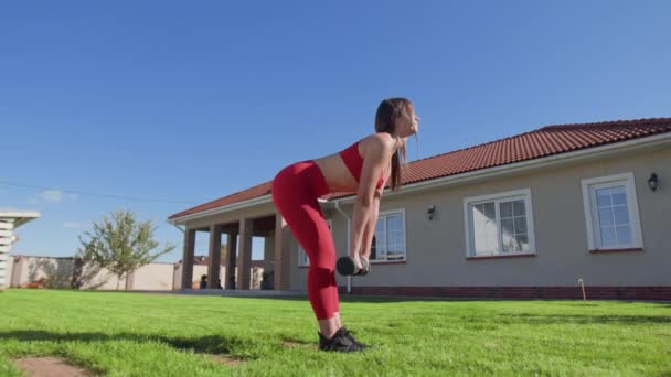 Atleta Femenina Hace Levantamientos Pesas Para Fortalecer Sus Músculos Inferiores — Vídeos de Stock