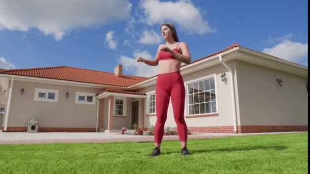 Jovem Mulher Caucasiana Treinando Livre Com Bela Casa Atrás Atleta — Vídeo de Stock