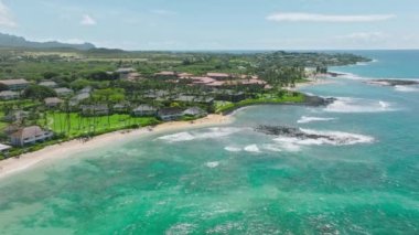 Poipu köyündeki Hawaii Adası Kauai bahçesindeki dünyaca ünlü sahil beldesinin havası. Okyanus manzaralı arazi ve mavi okyanus kıyısındaki lüks mülkler turistler ve gezginler arasında popülerdir.