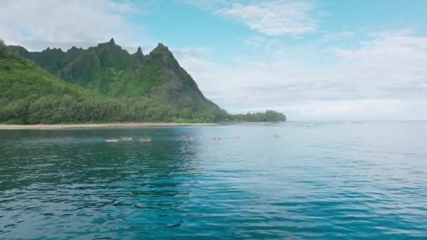 Filmová Letecká Skupina Turistů Barevných Kajacích Veslujících Modrých Otevřených Vodách — Stock video