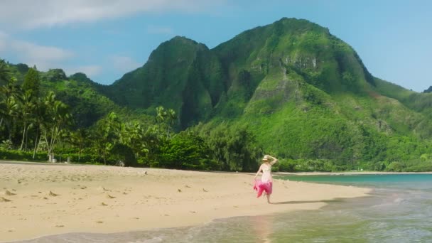 Zeitlupe Glückliche Frau Romantischem Strandkleid Schmeichelhaft Auf Meeresbrise Läuft Durch — Stockvideo