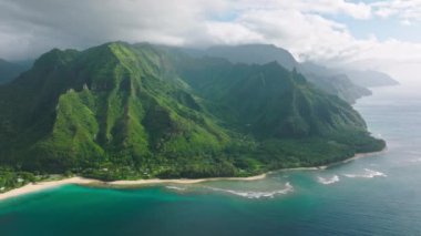 Hawaii, Kauai, ABD 'de gezen egzotik doğa adası. Vahşi doğanın sinematik hava manzarası dünyaca ünlü Napali kıyı şeridi. Açık hava macera havası. Sahildeki kayalık doğa arka planı