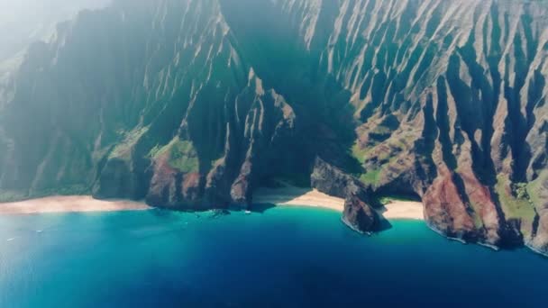 風光明媚な岩の海岸の自然背景 エキゾチックな自然熱帯の島を旅するカウアイ島 ハワイアメリカ 世界的に有名なナパリの海岸線の野生自然の映画的な航空ビュー 屋外冒険旅行航空 — ストック動画