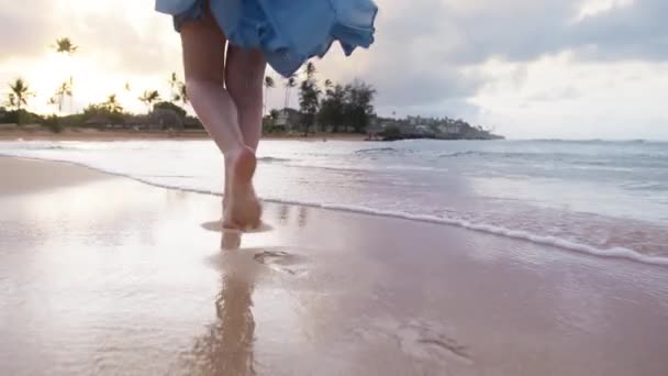 Близько Травмованих Жінок Ноги Молода Жінка Показує Свої Травми Синці — стокове відео