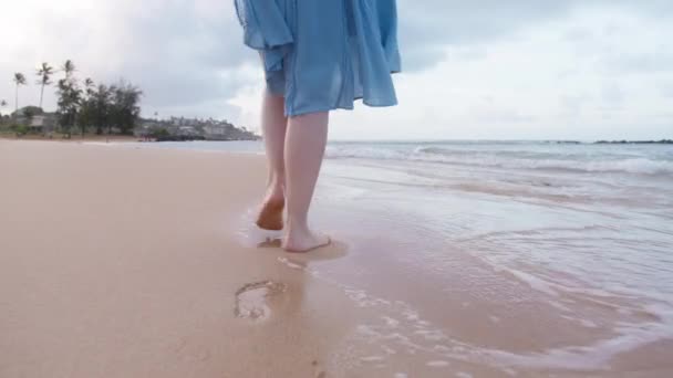 가정폭력 피해자들은 자유를 느끼고 바다에서 부상당한 여성의 다리를 여성은 학대를 — 비디오