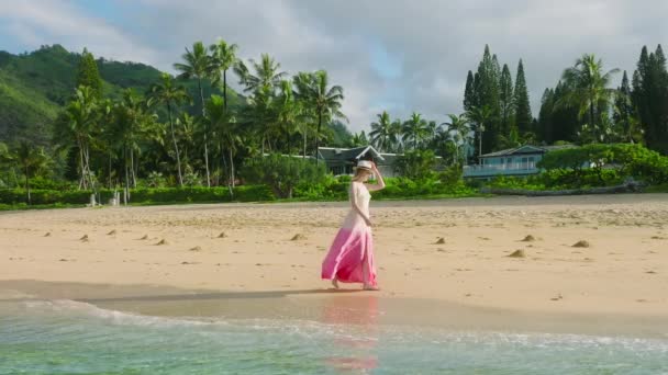Aerial Slow Motion Romantyczna Kobieta Kolorowym Stroju Plażowym Schlebiająca Bryzie — Wideo stockowe